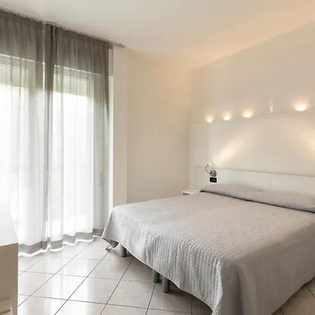 Отель Kennedy Лидо-ди-Езоло